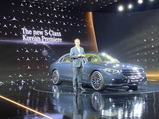 토마스 클라인 메르세데스 벤츠코리아 사장이 더 뉴 S 클래스를 소개하고 있다.<장우진 기자>